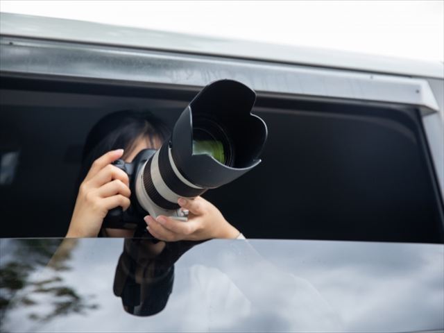 車からカメラのレンズが出ている